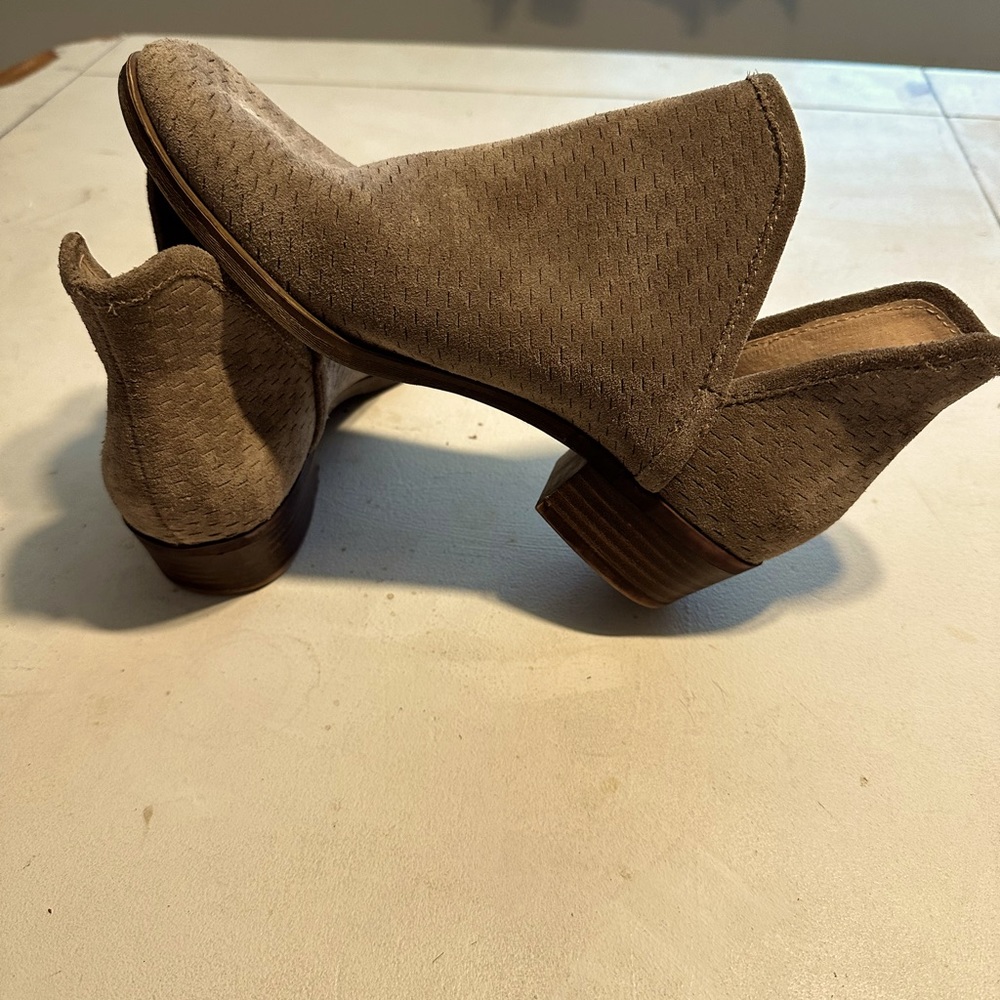 Lucky Brand womens ankle boots. Grayish brown in color. comfy size 7.5, Bin#3